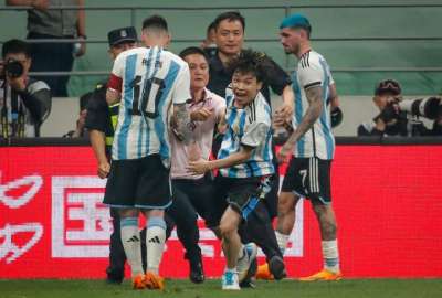 Un hincha invadi&oacute; la cancha en el partido entre Argentina y Australia