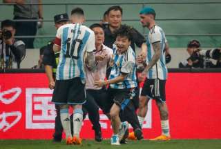 &ldquo;No son competentes&rdquo;, la cr&iacute;tica del hincha que invadi&oacute; la cancha para abrazar a Messi  &nbsp;