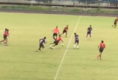 Un perro fue el protagonista de un partido de f&uacute;tbol por su jugada defensiva.