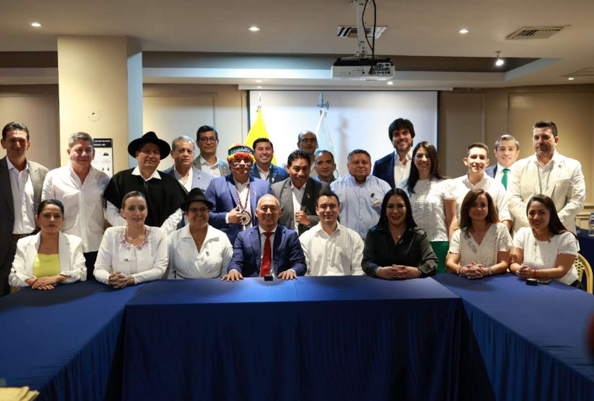 En un evento realizado en Machala, el presidente Daniel Noboa recibió de parte de los Gobiernos Autónomos Descentralizados el Bastón de Mando y fue reconocido como “Líder de Paz". 