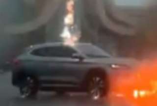 Captan el momento en que un rayo impacta contra un veh&iacute;culo