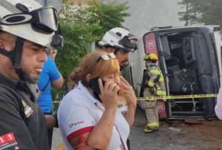 Un autob&uacute;s sin frenos choc&oacute; a otras unidades y se volc&oacute;