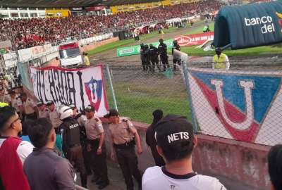 Hinchas intentaron invadir la cancha y se enfrentaron con la polic&iacute;a.