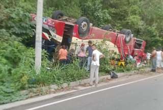 Manab&iacute;: Un bus se volc&oacute; en la bajada del cerro Jun&iacute;n