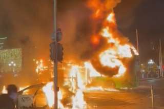 Irlanda: qu&eacute; pasa con las protestas en Dubl&iacute;n tras el apu&ntilde;alamiento de cinco personas