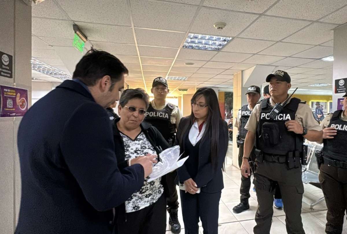 Operativos contra mafias de tramitadores dejan 13 detenidos y locales clausurados en Ecuador