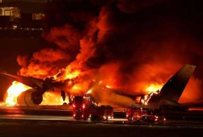 Tokio-Jap&oacute;n: Pasajeros huyeron de avi&oacute;n que se incendi&oacute; en la pista de aterrizaje