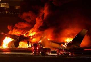 Tokio-Jap&oacute;n: Pasajeros huyeron de avi&oacute;n que se incendi&oacute; en la pista de aterrizaje