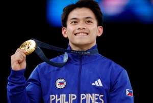 Las medallas doradas de Carlos Yulo han desatado un fen&oacute;meno en su natal Filipinas.
