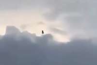 Una mujer captó desde su ventana lo que parece ser una silueta flotando en el cielo. Los usuarios señalan que sería una bruja.
