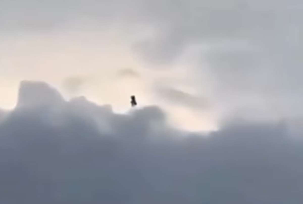 Una mujer captó desde su ventana lo que parece ser una silueta flotando en el cielo. Los usuarios señalan que sería una bruja. 