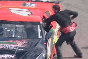 El piloto Andrew Grady reaccion&oacute; con violencia cuando su rival lo dej&oacute; fuera de la pista. 