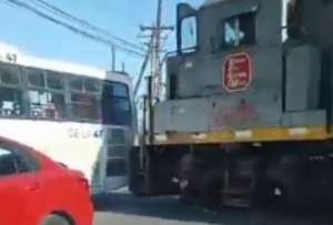 El tren no alcanz&oacute; a frenar y se fue encima de un bus que se qued&oacute; en la mitad de la v&iacute;a.