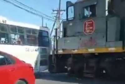 M&eacute;xico: un tren embisti&oacute; a un autob&uacute;s y dej&oacute; 10 personas heridas