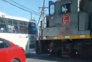M&eacute;xico: un tren embisti&oacute; a un autob&uacute;s y dej&oacute; 10 personas heridas