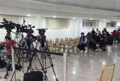 Los partidarios de Yaku P&eacute;rez esperan los resultados en el norte de Quito.