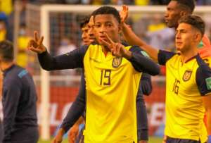Gonzalo Plata (19) celebra la clasificaci&oacute;n de Ecuador al Mundial de Qatar