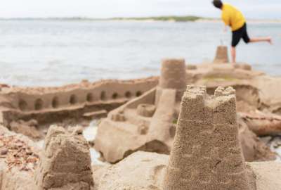Un ni&ntilde;o muri&oacute; tras quedar atrapado bajo el castillo de arena que construy&oacute;