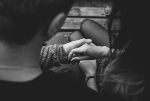 Hombre demanda a una mujer que se negó a ser su novia