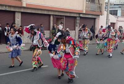 El tradicional desfile por Carnaval recorri&oacute; las principales calles de la Sultana de los Andes.
