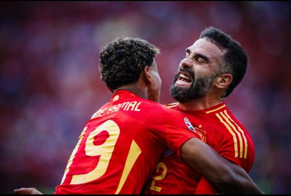 Dani Carvajal (der.) festeja el tercer gol de Espa&ntilde;a con Lamine Yamal (izq.), en el duelo disputado en Berl&iacute;n.