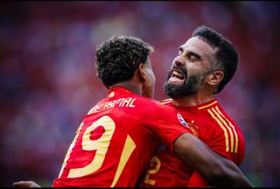 Dani Carvajal (der.) festeja el tercer gol de Espa&ntilde;a con Lamine Yamal (izq.), en el duelo disputado en Berl&iacute;n.