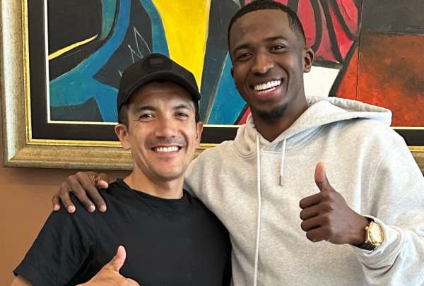 El ciclista ol&iacute;mpico Richard Carapaz y el defensor campe&oacute;n de la Champions League con PSG, Willian Pacho, protagonizaron un emotivo encuentro. 