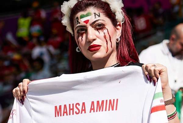 Muestran una camiseta con el nombre de una joven que falleci&oacute; en las protestas de Ir&aacute;n