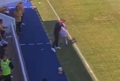 Pol&eacute;mica por supuesto empuj&oacute;n del DT de Pumas Femenil a una jugadora