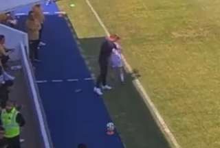 Pol&eacute;mica por supuesto empuj&oacute;n del DT de Pumas Femenil a una jugadora