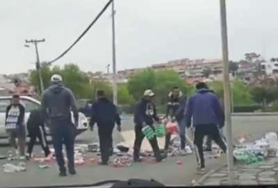 Ciudadanos devolvieron productos que cayeron de un cami&oacute;n