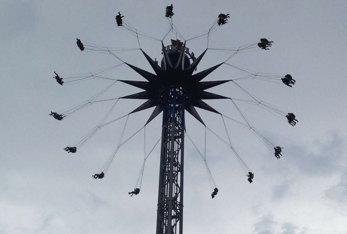 Juego mec&aacute;nico colaps&oacute; en Ir&aacute;n con varios j&oacute;venes a bordo