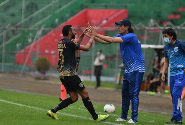 Ra&uacute;l Duarte (der.), DT que llev&oacute; al ascenso al Cumbay&aacute; FC