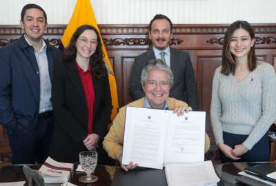 Guillermo Lasso firm&oacute; el decreto ejecutivo 607 y envi&oacute; el pedido de Consulta Popular al CNE. 