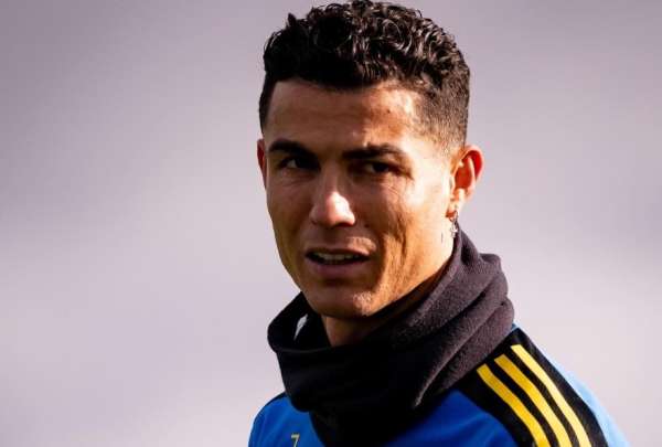 Cristiano arroj&oacute; al suelo el celular de un hincha