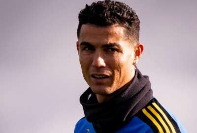Cristiano arroj&oacute; al suelo el celular de un hincha