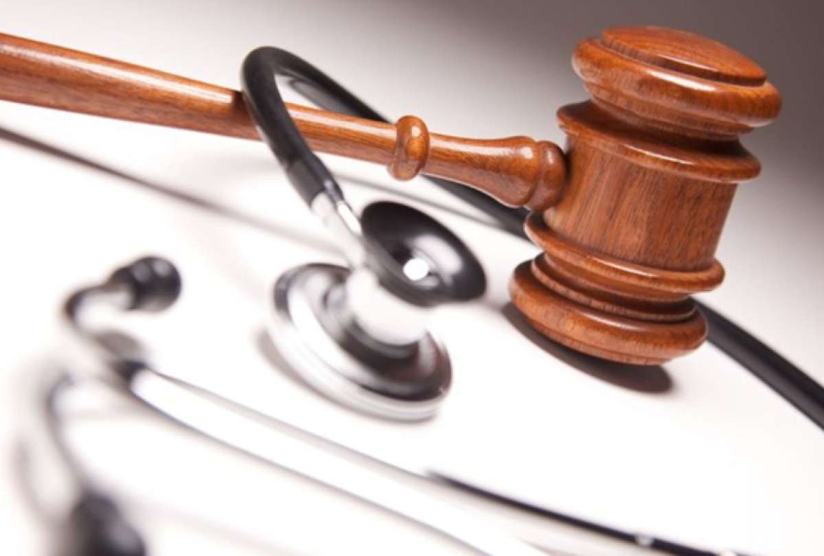 El homicidio culposo por mala pr&aacute;ctica m&eacute;dica est&aacute; tipificado y sancionado en el art&iacute;culo 146, inciso tercero, del C&oacute;digo Org&aacute;nico Integral Penal (COIP).