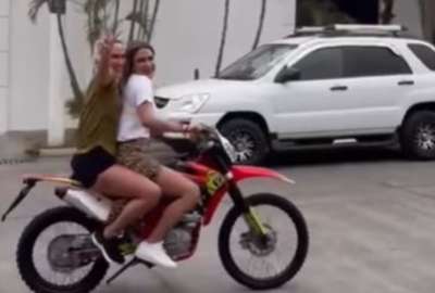 La asamble&iacute;sta Nathalie Viteri (der.) junto a su hermana, la alcaldesa Cynthia Viteri, en un video donde no usaban casco de protecci&oacute;n.