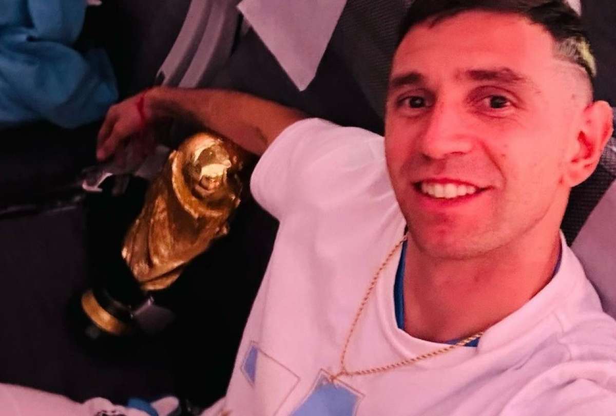 Dibu Mart&iacute;nez inmortaliz&oacute; su triunfo con la Albiceleste con un tatuaje en su pierna