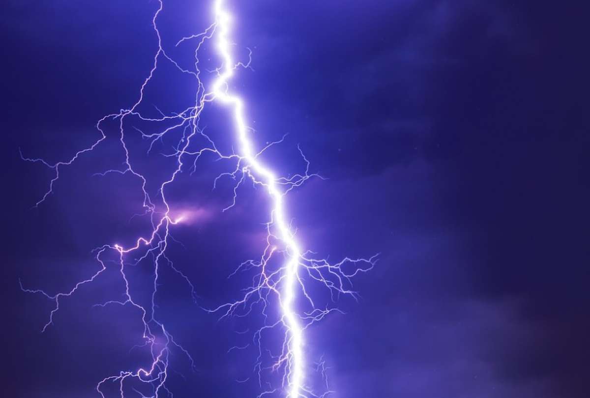 Rayo impact&oacute; a un &aacute;rbitro en pleno partido