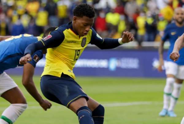 Gonzalo Plata sortea la marca de los brasile&ntilde;os, en el estadio Rodrigo Paz