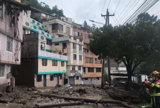 Quito: Tres familias evacuadas reciben ayuda por deslizamiento de tierra