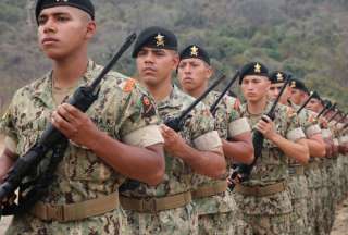 Gobierno entreg&oacute; armas incautadas a las FF.AA.