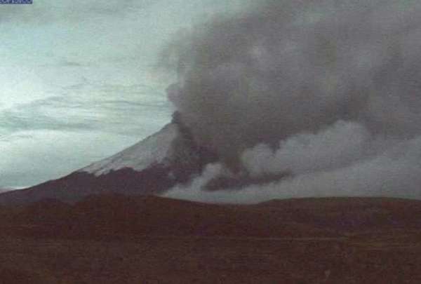 Se reporta ca&iacute;da de ceniza del volc&aacute;n Cotopaxi al sur de Quito