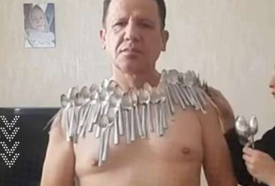 Un iran&iacute;, de 54 a&ntilde;os, bati&oacute; su propio r&eacute;cord Guinness con una ins&oacute;lita demostraci&oacute;n de concentraci&oacute;n y energ&iacute;a corporal para pegarse 96 cucharas en el cuerpo.