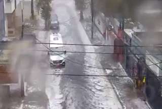 Granizo y fuertes lluvias afectaron varios sectores en Quito
