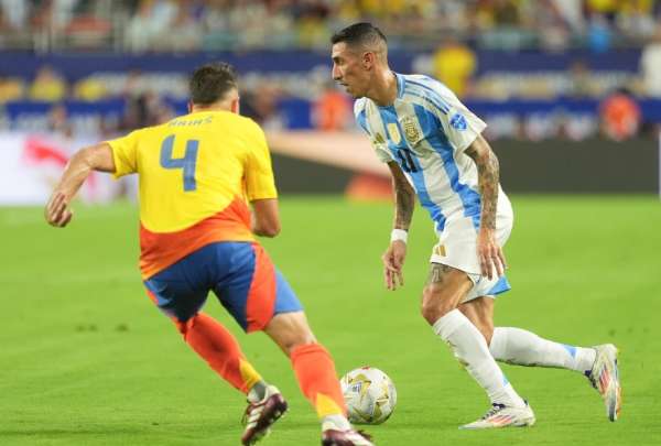 &Aacute;ngel Di Mar&iacute;a (der.) disput&oacute; su &uacute;ltimo partido con Argentina en la Copa Am&eacute;rica 2024.