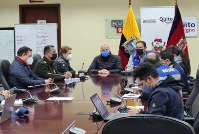 Alfredo Borrero (4&deg; desde la izq.), vicepresidente de la Rep&uacute;blica, durante la conferencia de prensa