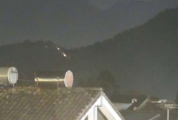 Hasta la noche exist&iacute;an algunos focos por un incendio en el cerro Ilal&oacute;. 