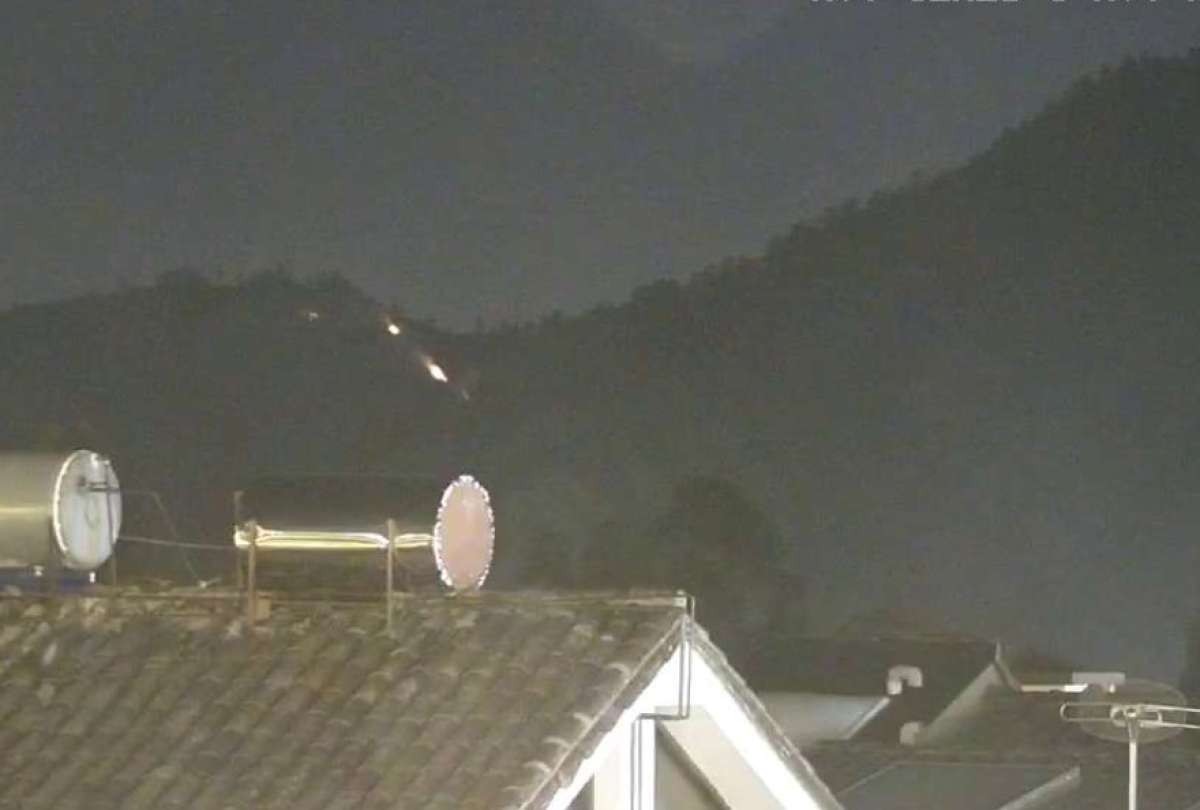 Hasta la noche existían algunos focos por un incendio en el cerro Ilaló. 